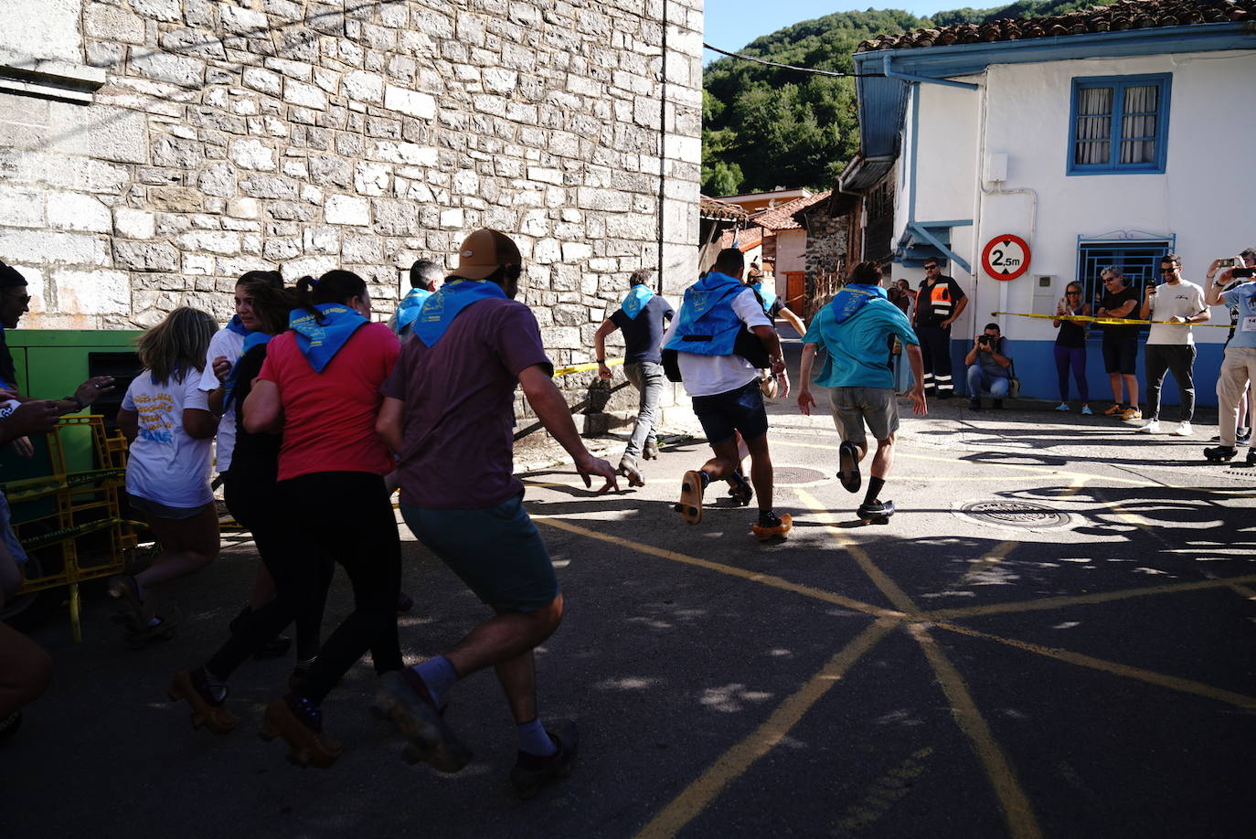 Más de 100 participantes en la carrera de madreñes de Bezanes