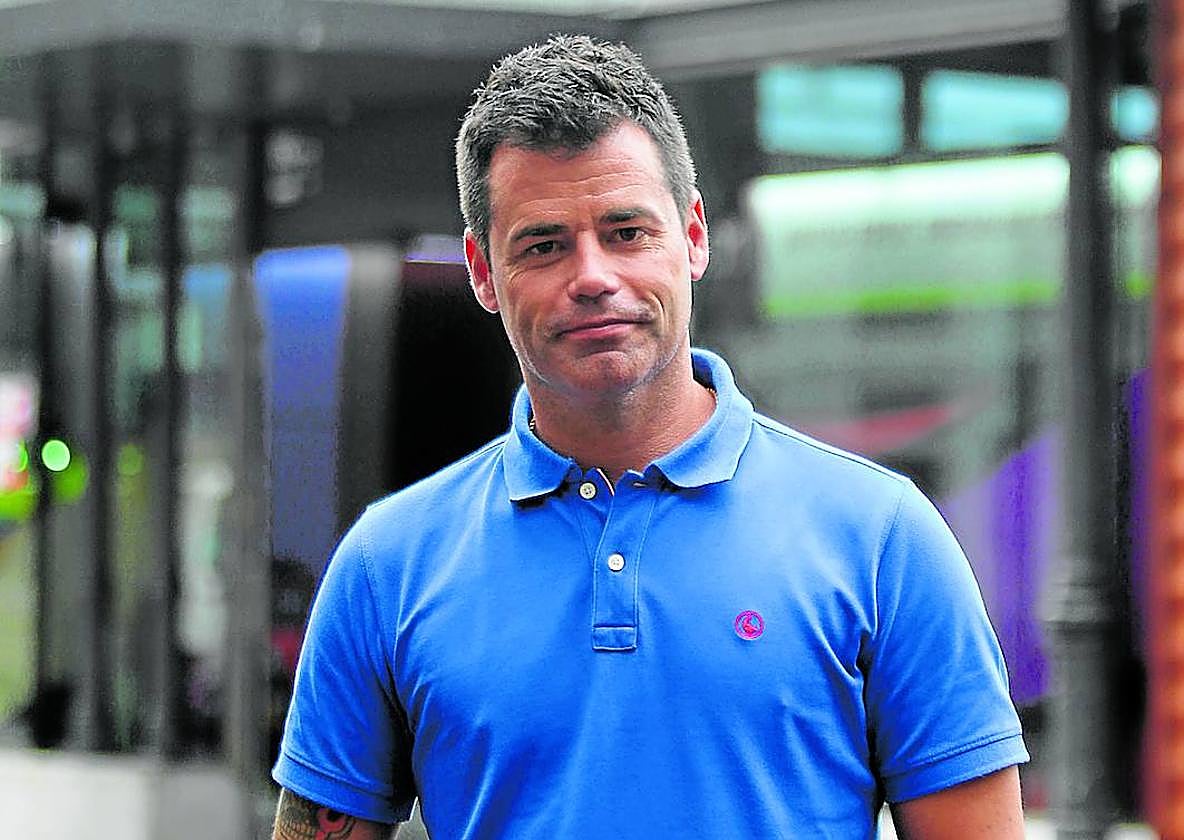 Hugo Martínez Romero en la plaza de Abastos de Avilés.