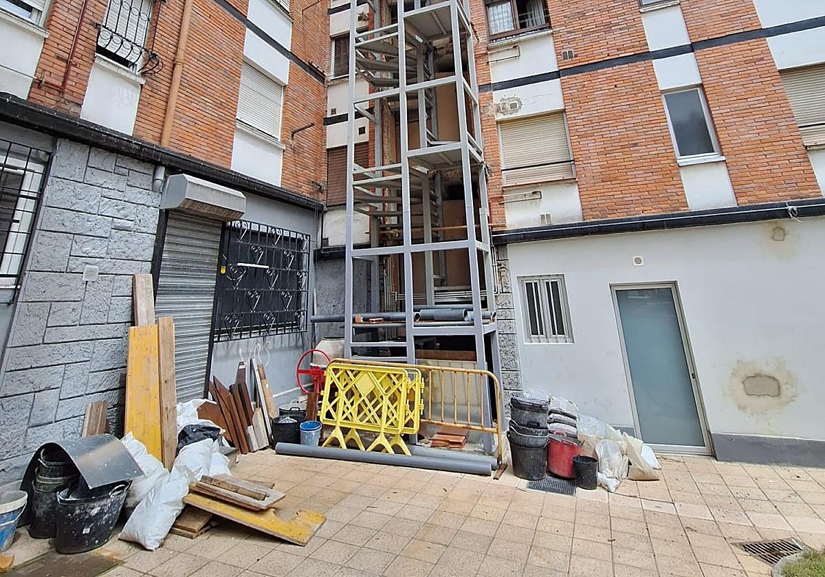 La comunidad de Pelayo 17 lleva meses con la obra paralizada.