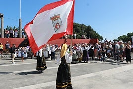 Las bandas de gaitas terminaron el desfile en el cerro de Santa Catalina para celebrar el Día de Asturias en Gijón.