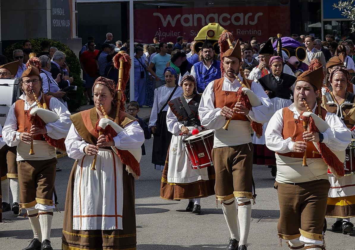 Folclore.La banda de gaitas Conceyu de Llangréu, abriendo paso por las calles del recinto ferial al inicio de la jornada.