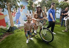 Irene Expósito acompañó a sus hijos Raquel y Sergio Martínez al carrusel de juegos de la Central Lechera. El mayor de los niños lo tenía claro: «quiero ir a escalar».