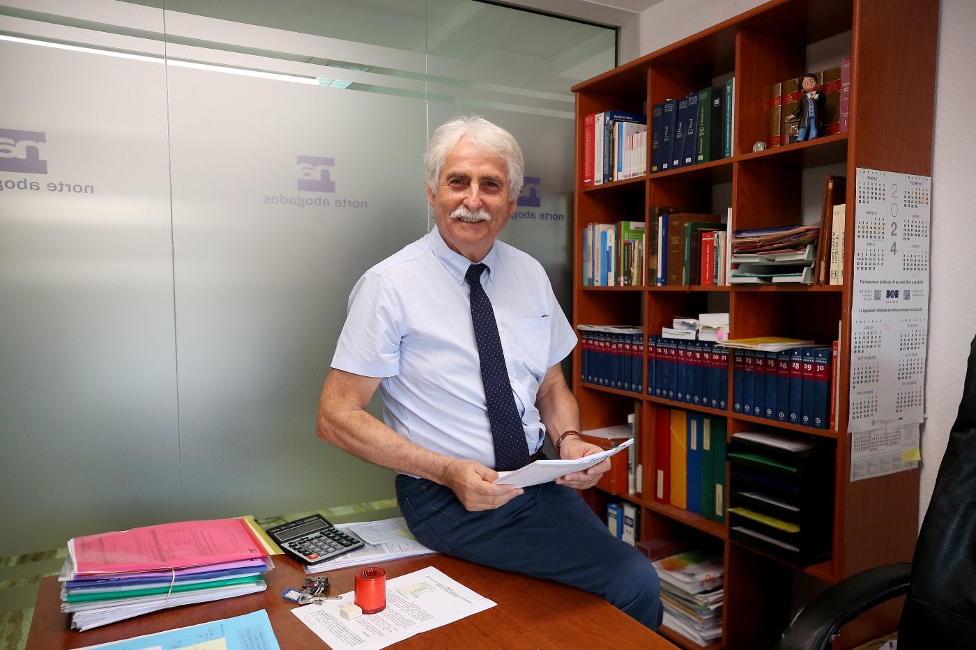 El abogado Manuel Hermino García, en su despacho de Oviedo.
