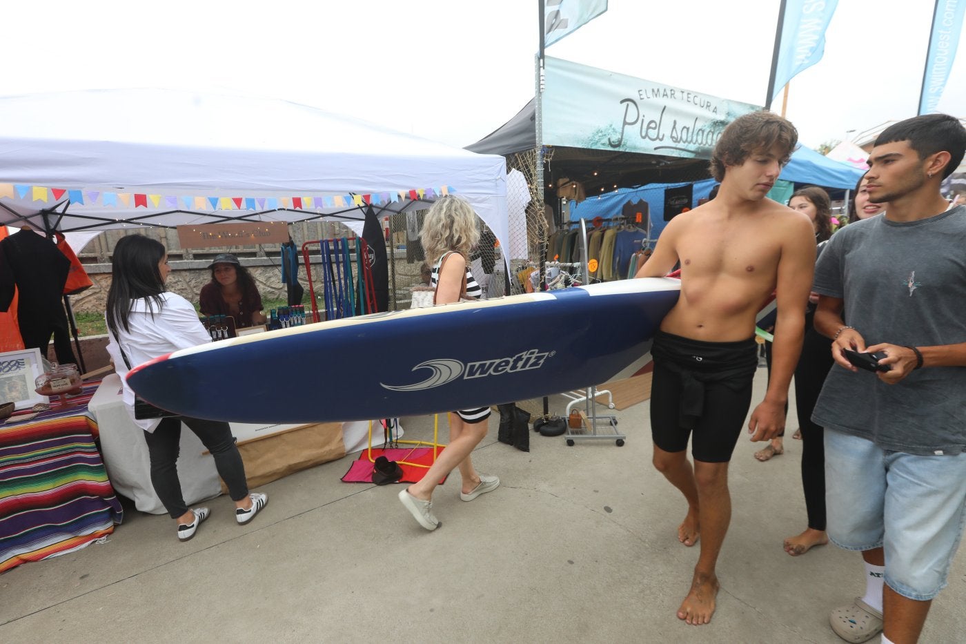 Ambiente surfero en el paseo de la playa.