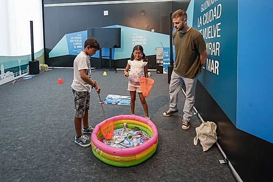 Óliver y Valeria, dos de los participantes en el taller en el pabellón del Ayuntamiento de Gijón.