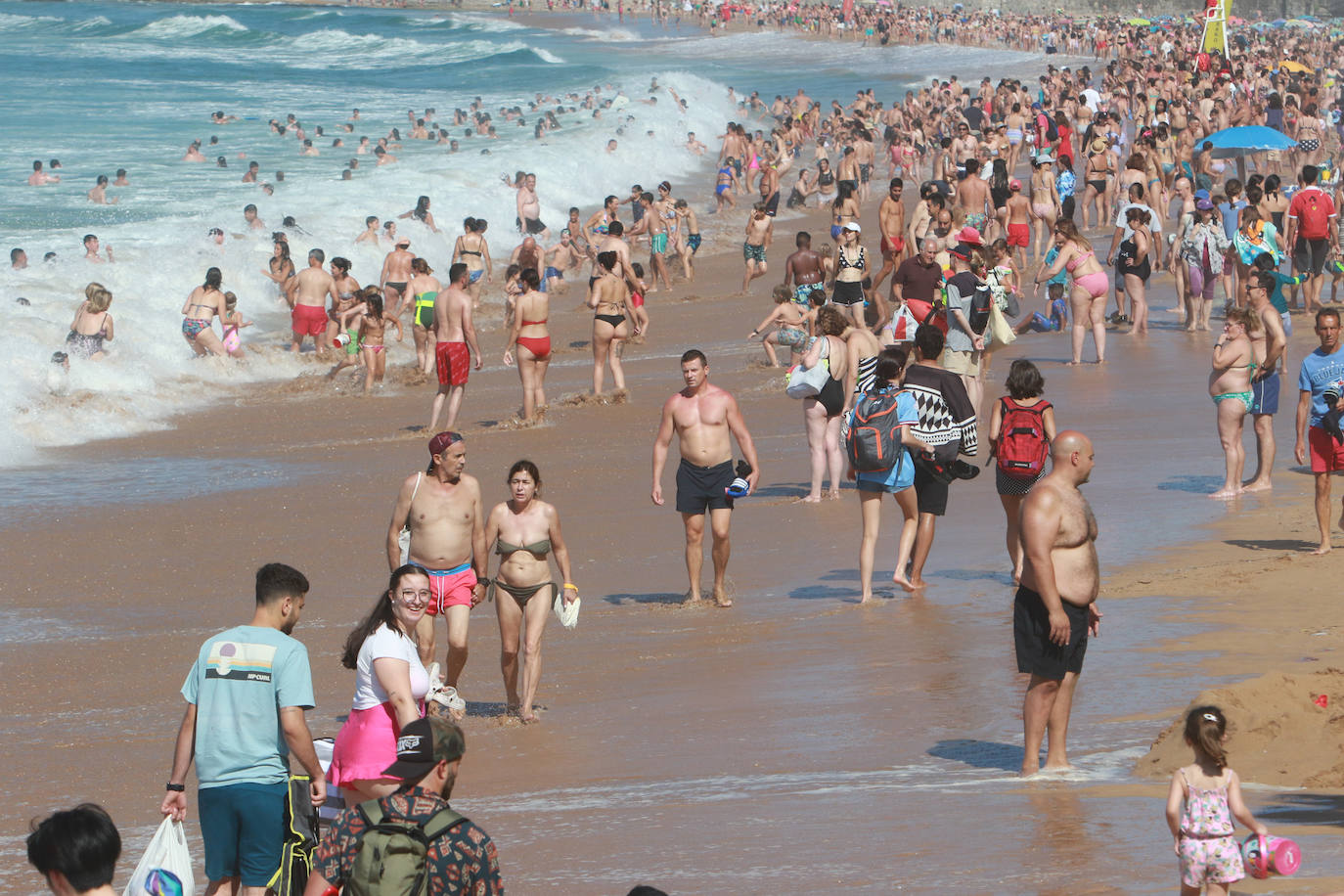 Sol, calor y playa: así ha sido el primer domingo de agosto en Gijón