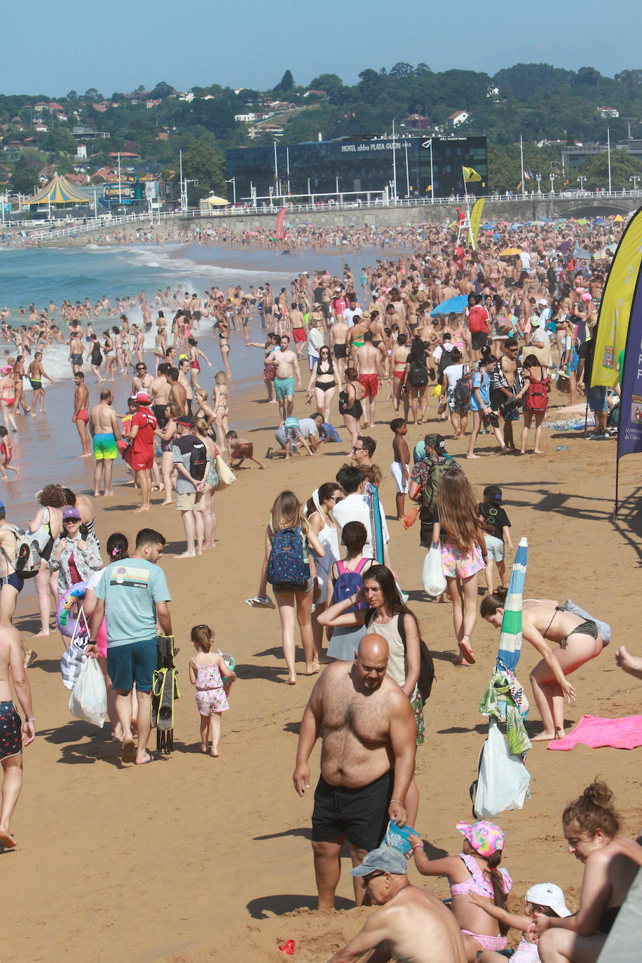 Sol, calor y playa: así ha sido el primer domingo de agosto en Gijón