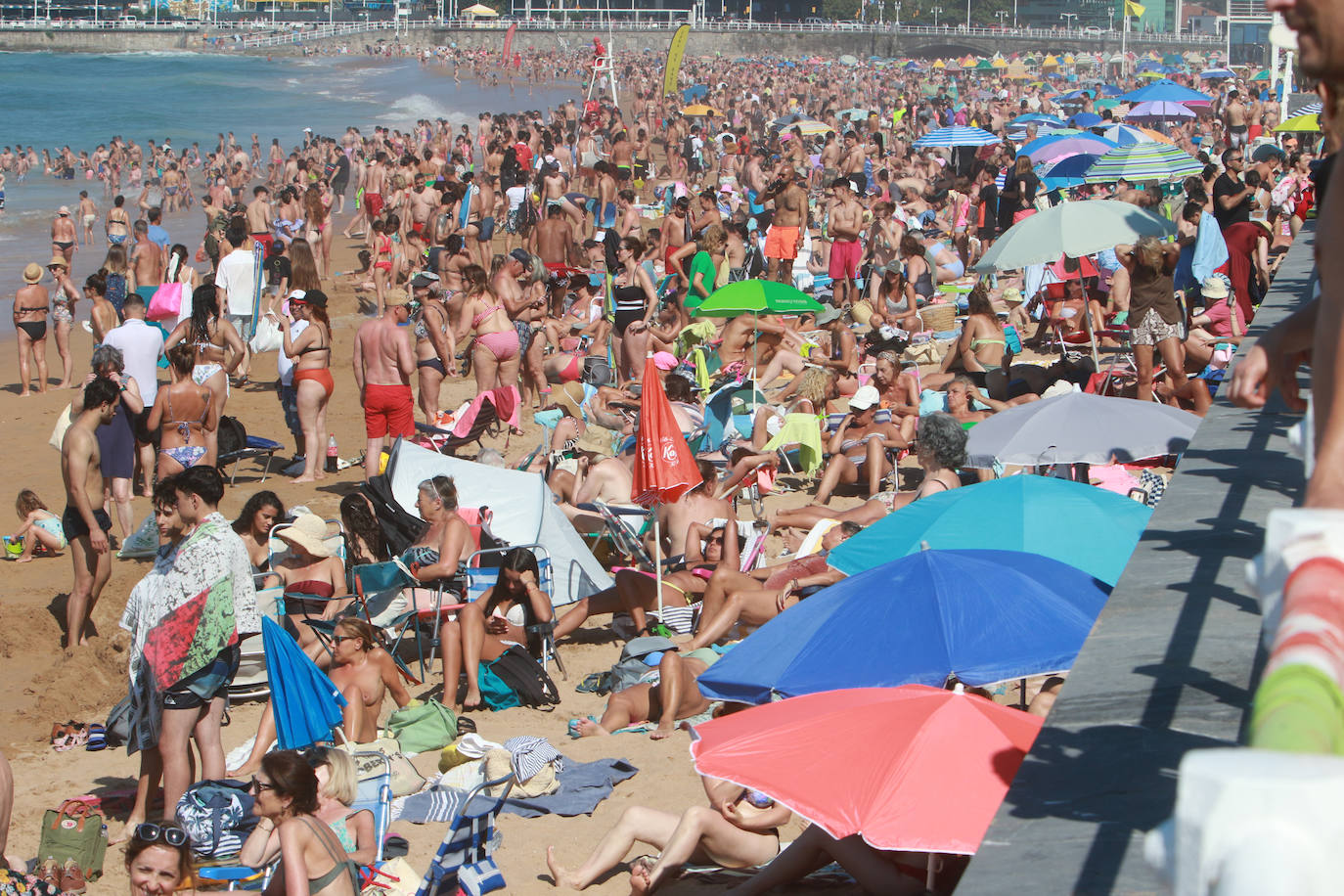 Sol, calor y playa: así ha sido el primer domingo de agosto en Gijón