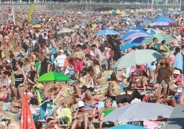 Sol, calor y playa: así ha sido el primer domingo de agosto en Gijón