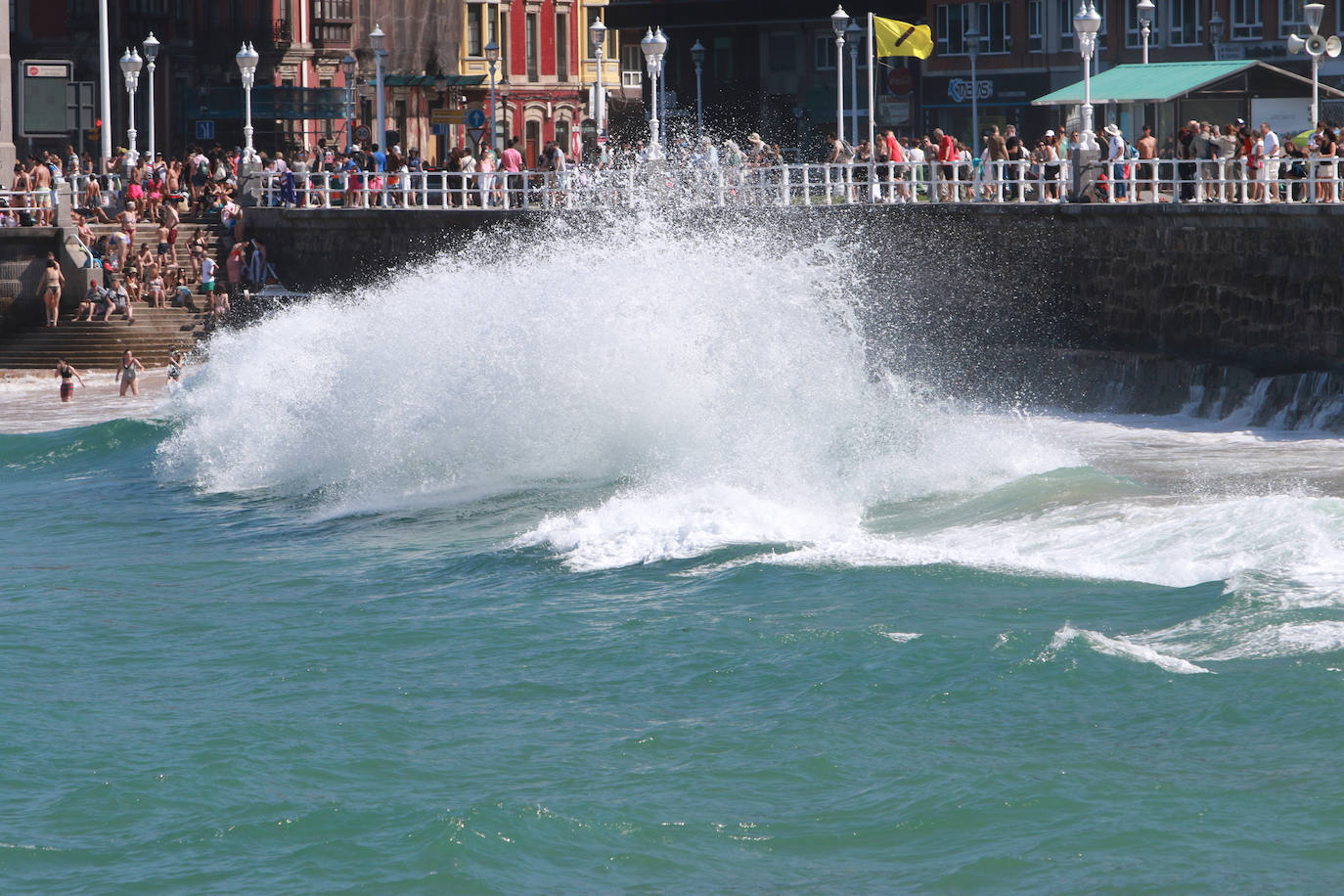 Sol, calor y playa: así ha sido el primer domingo de agosto en Gijón