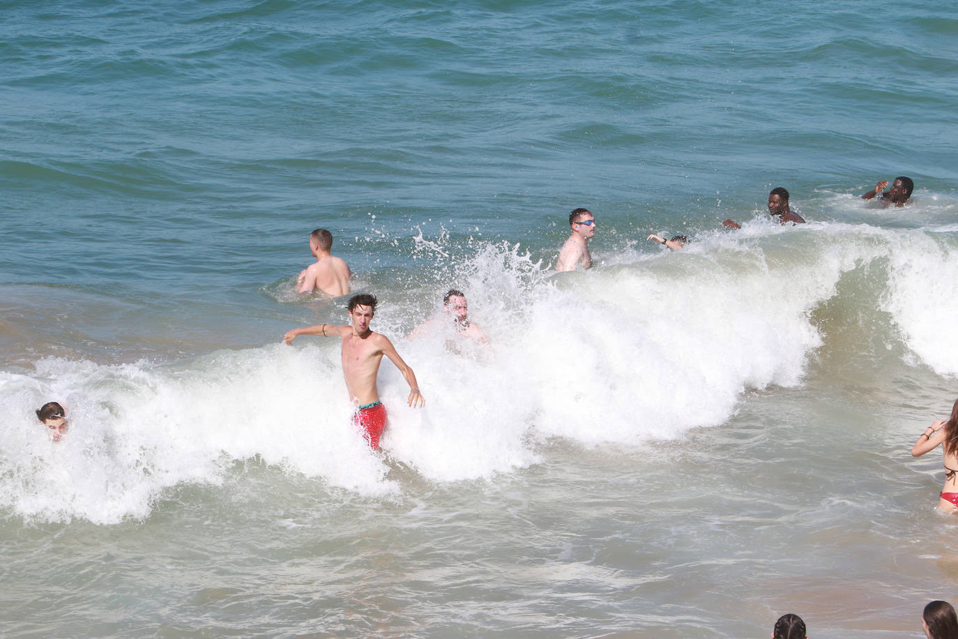 Sol, calor y playa: así ha sido el primer domingo de agosto en Gijón