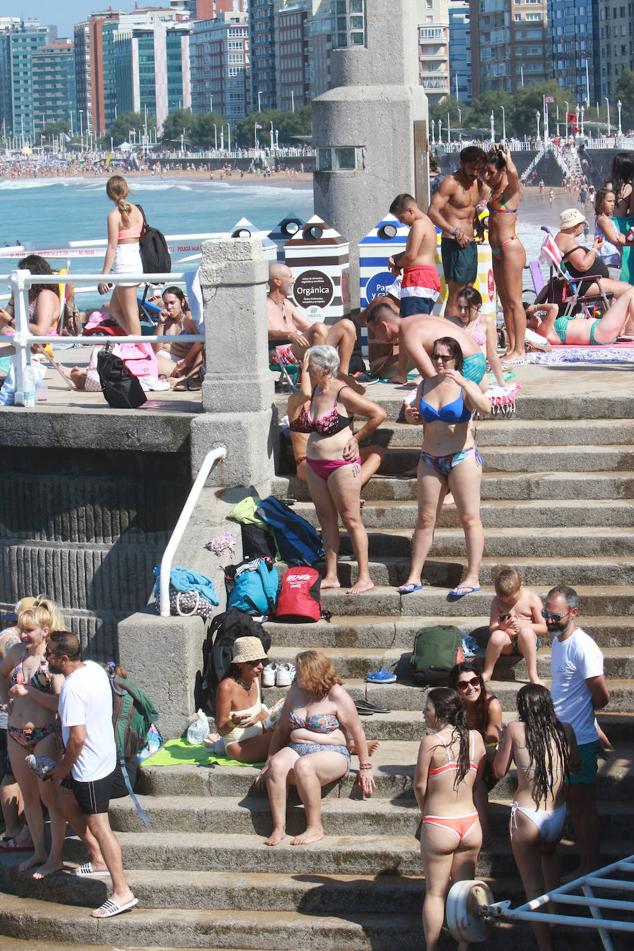 Sol, calor y playa: así ha sido el primer domingo de agosto en Gijón