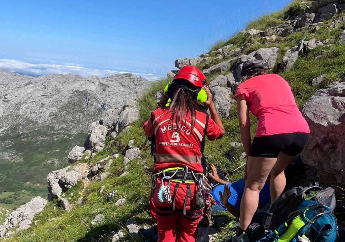 Los bomberos, en el rescate en Cabrales.