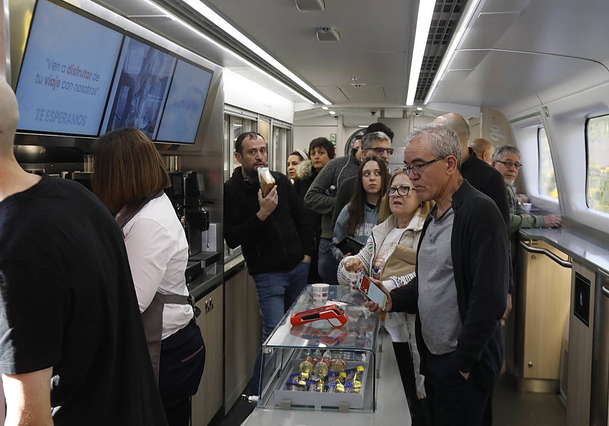 Cafetería de un AVE S-106 en la línea Gijón-Madrid, llena de gente esperando.