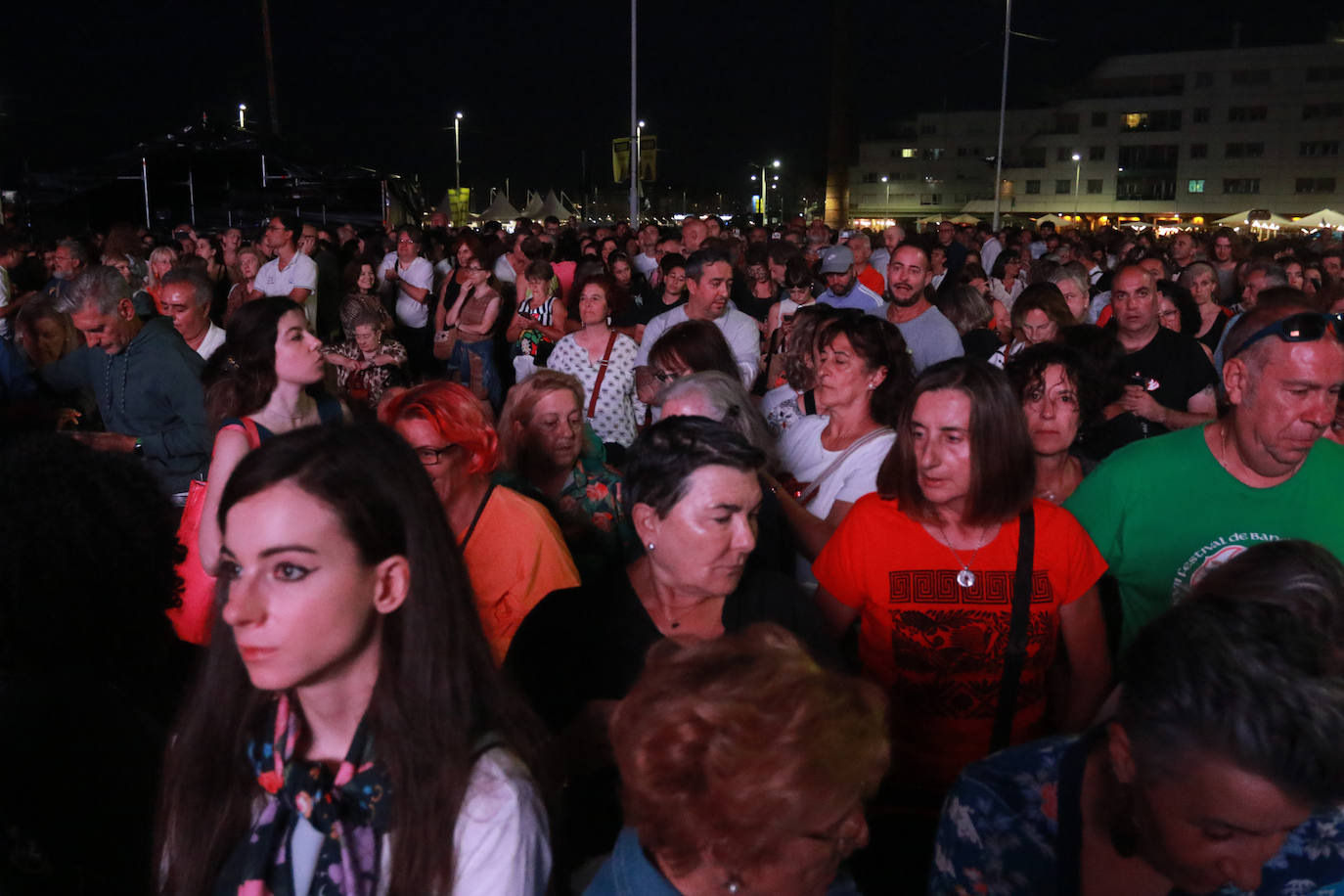 Rodrigo Cuevas pone en pie a Gijón