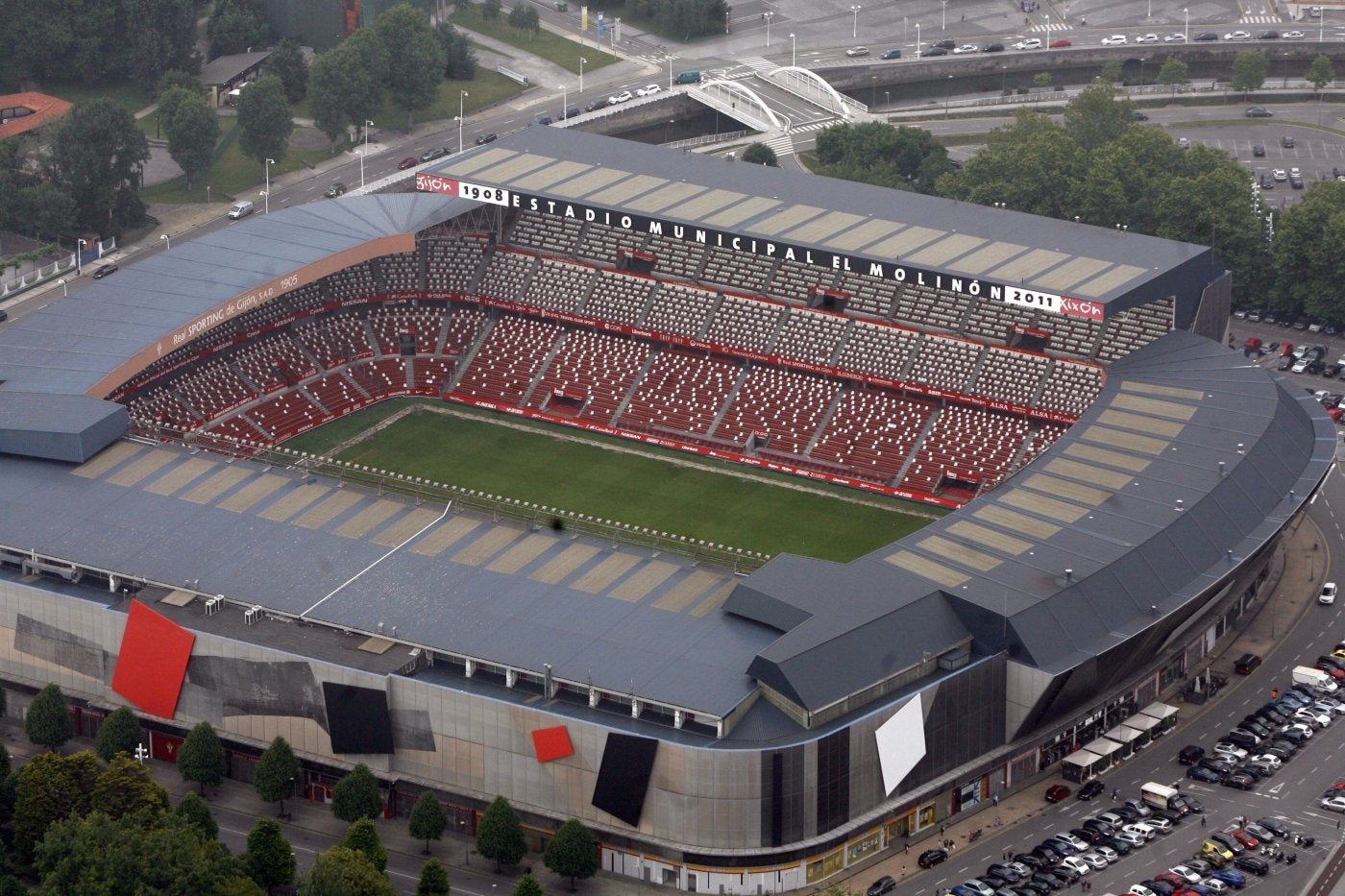 Vista aérea de El Molinón, donde se aprecia parte de la envoltura de la fachada diseñada por Vaquero Turcios, que el Ayuntamiento conservará en la reforma proyectada.