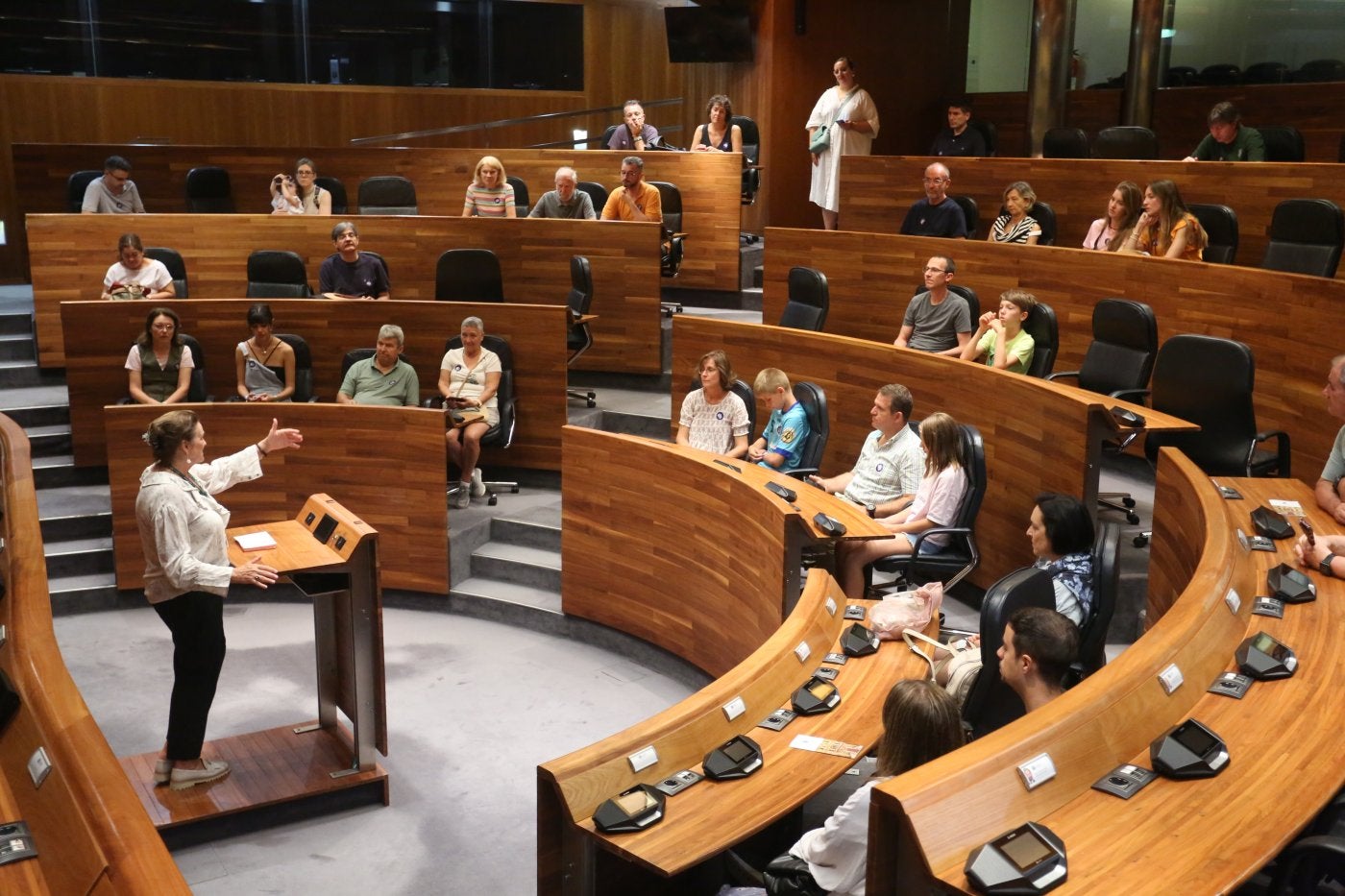 Elena Borches, en la tribuna de oradores junto con los visitantes convertidos en diputados.