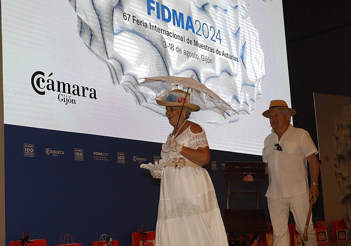Una pareja de participantes en el desfile.