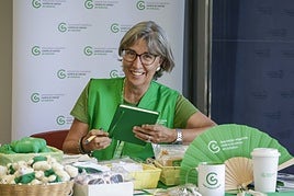 Yolanda Calero, con parte de losartículos a la venta en el puesto de la AECC en el pabellón del Sabadell.