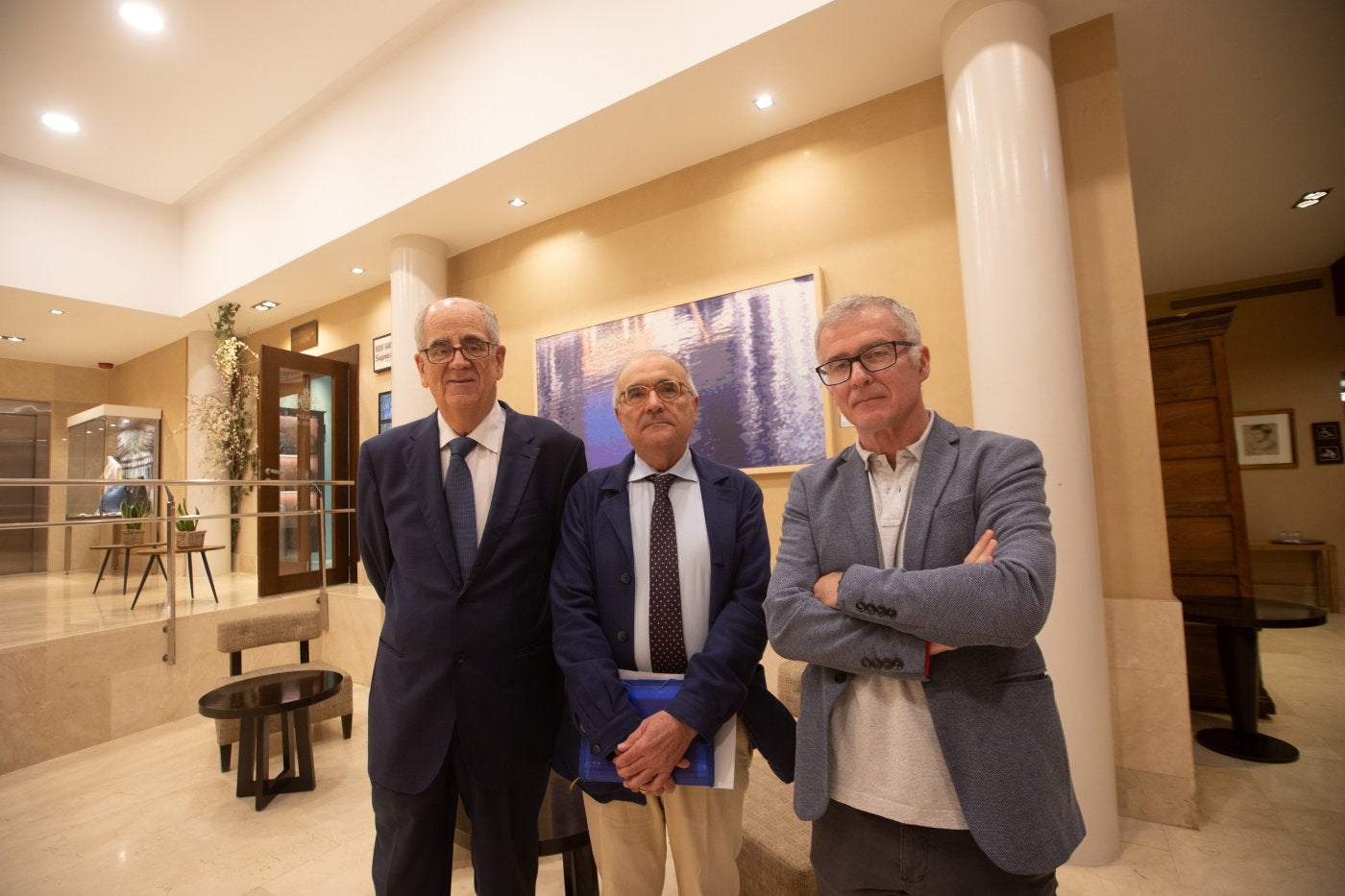 Juan Arana y Miguel Ángel Presno flanquean a Benigno Pendás, presidente de los Cursos de La Granda.