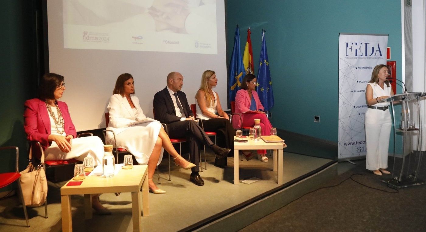 Nieves Roqueñí, María Mitre, Juan Cofiño, Begoña Fernández-Costales, Teresa Marmiesse y María Calvo.