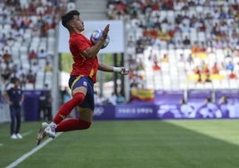 El asturiano Diego López controla un balón con el pecho.