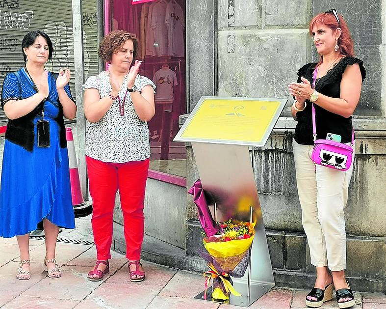 Las sobrinas nietas de Carlos Barredo, Carmen, Laura y Pilar, junto a la placa colocada en la calle Manuel Pedregal, en Grado