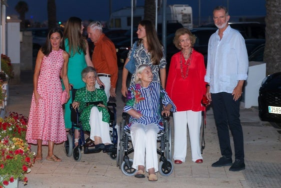 El rey Felipe VI y la reina Letizia, acompañados por la Princesa Leonor y la Infanta Sofía, la reina emérita, Irene de Grecia, Tatiana Radziwill y Jean Henri Fruchaud.