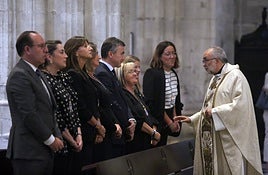 El arzobispo saluda a los representantes de los grupos municipales del Partido Popular y de Vox durante la misa celebrada en la Catedral.