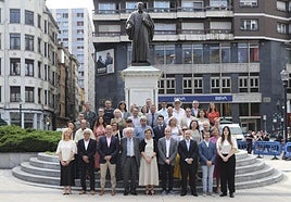 Representantes de los grupos políticos municipales, entidades y asociaciones que participaron en la ofrenda. Detrás de la alcaldesa, de traje, el descendiente de Jovellanos Juan González de Quirós.