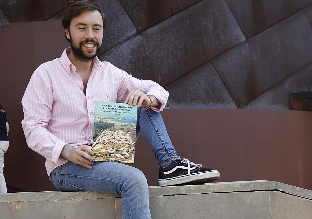 Rafael Suárez-Muñiz, con su libro sobre la Fidma en las escaleras del Palacio de Congresos.