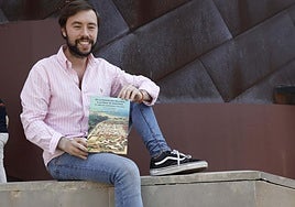 Rafael Suárez-Muñiz, con su libro sobre la Fidma en las escaleras del Palacio de Congresos.