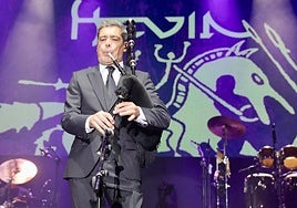 Hevia resistió la lluvia poniendo a bailar al público al son de su inseparable gaita.