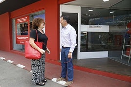 Ángel M. González, director de EL COMERCIO, recibe a la consejera a las puertas del estand.
