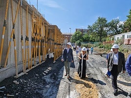 El viceconsejero de Política Sanitaria, la alcaldesa de Lena y el jefe del Servicio de Obras de Salud, ayer en las obras.