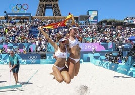 Tania Moreno y Daniela Álvarez saltan eufóricas con una bandera de España tras conseguir el pase a cuartos.