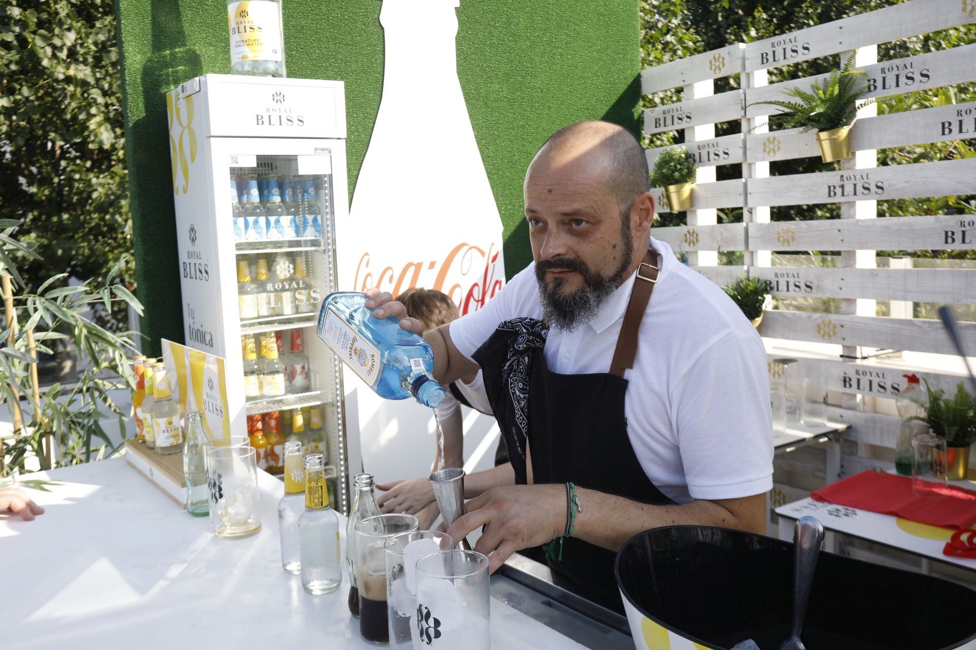 Lolo Remeseiro prepara cócteles durante el cierre del Día del Turismo.