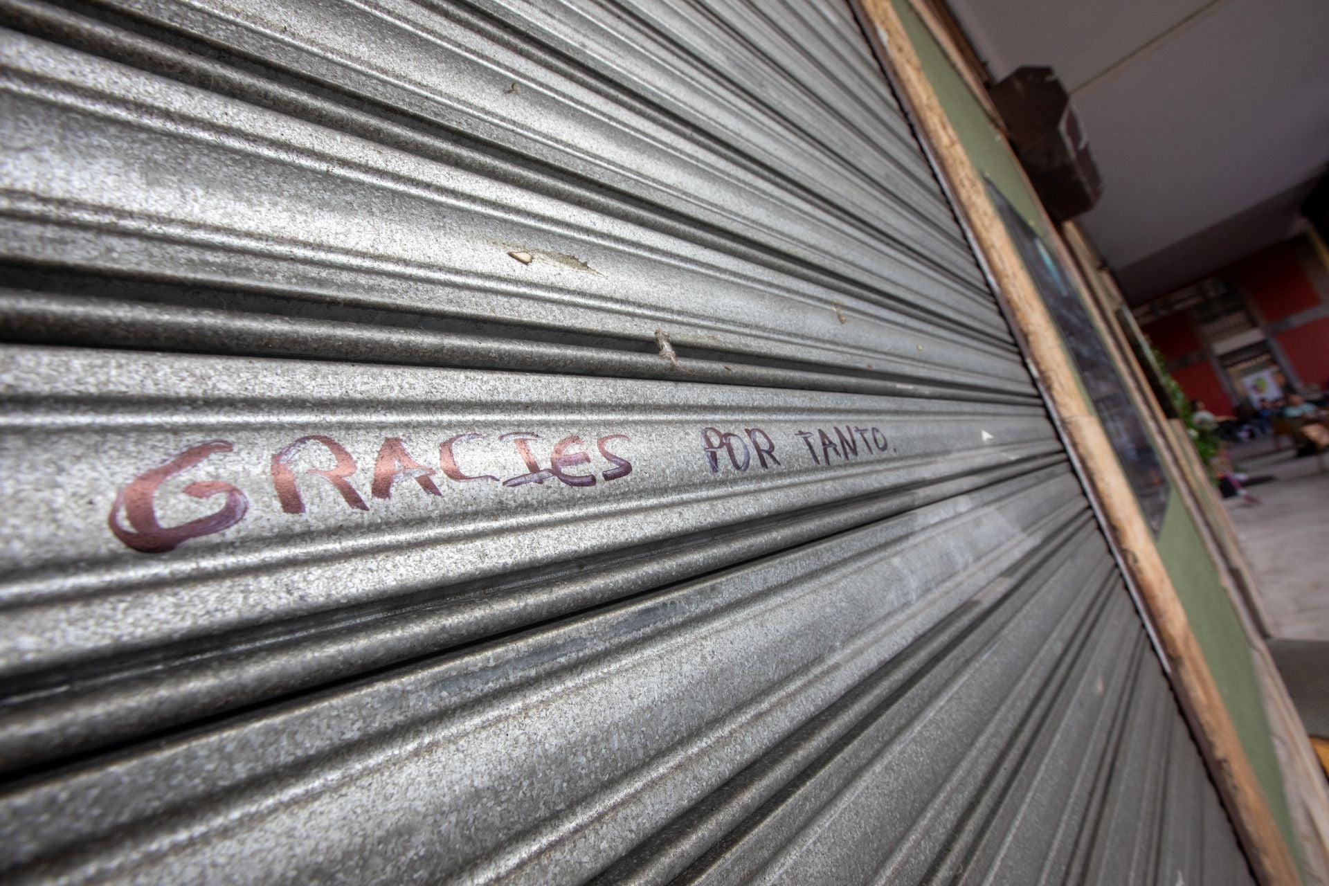 Palabras escritas por los amigos de la pareja en la verja de El Cafetón.