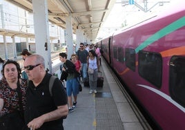 Viajeros llegando a Gijón en el primer S-106 Avlo operador por Renfe, el pasado 22 de julio.