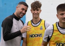 Sierra, en el centro, conversa con Kevin Bautista en el entrenamiento de ayer.