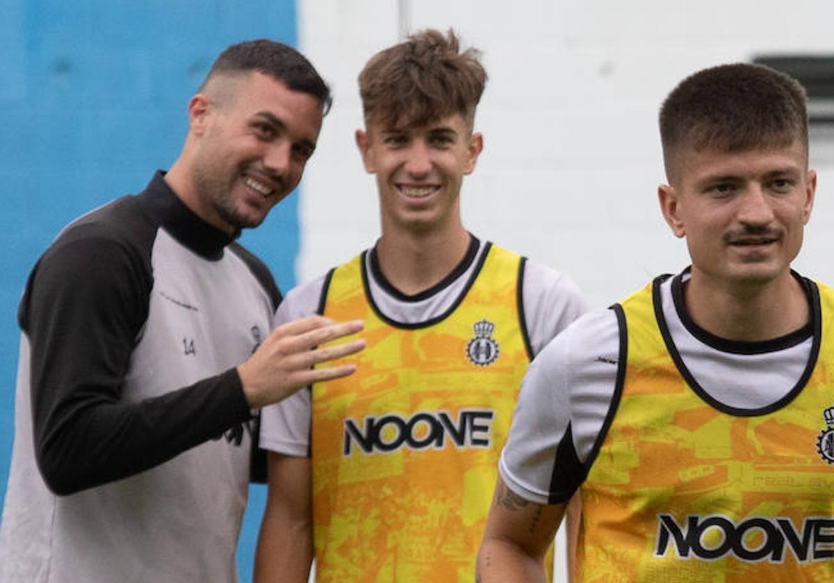 Sierra, en el centro, conversa con Kevin Bautista en el entrenamiento de ayer.