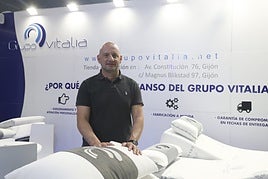 David Fernández, gerente de Grupo Vitalia, en su estand de la Feriade Muestras.