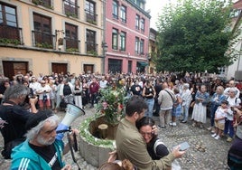 Decenas de amigos se reunieron en la calle del Sol para rendir una última despedida a Carlos García Rubio y Maribel Alberti.