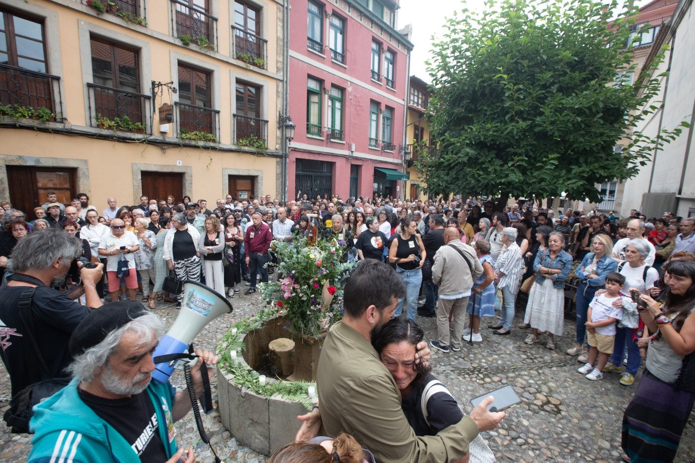 Decenas de amigos se reunieron en la calle del Sol para rendir una última despedida a Carlos García Rubio y Maribel Alberti.