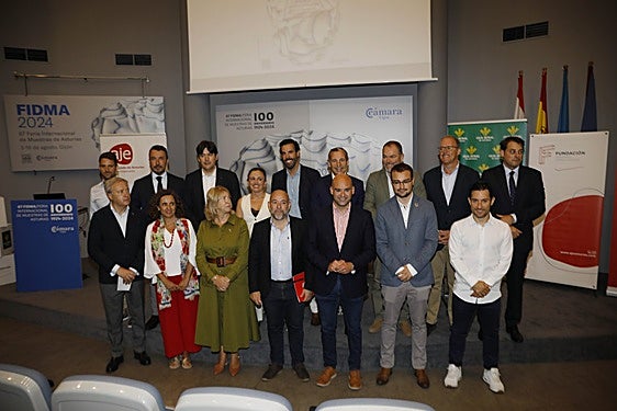 Foto de familia, con empresarios y autoridades, con motivo del Día del Joven Empresario que se celebró en la Fidma.
