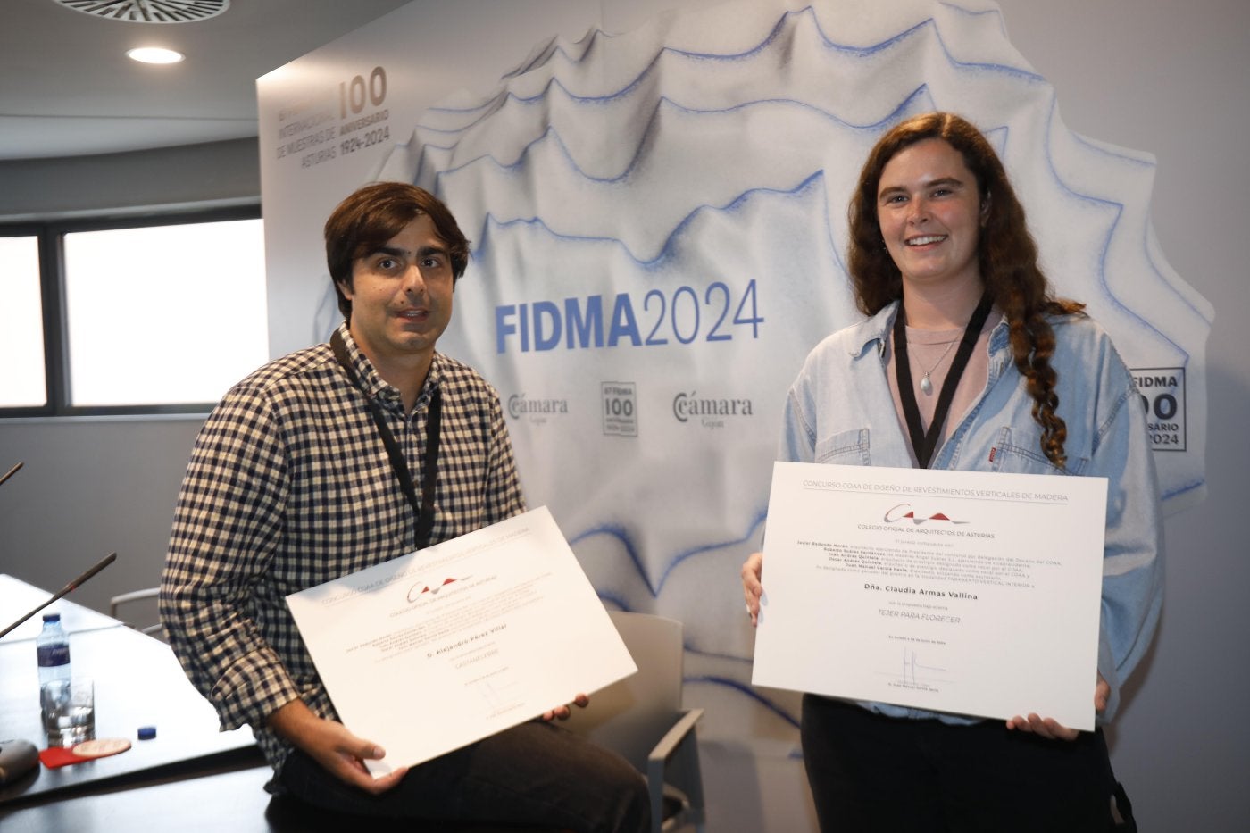 Los galardonados Alejandro Pérez Villar y Claudia Armas Vallina, posando con los diplomas.