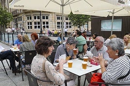 Georgina Montenegro bebe una cerveza junto a sus amigos en una de las mesas situadas en el 'Paseo Gastro'.
