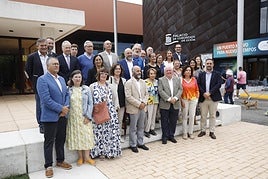 Antonio Maestro, Silvia Suárez, Montse Cañón, Maria Carmen Olivan, Rafael González, Paz Fernández-Felgueroso, Luis Valdes, Pablo Coca. En la segunda fila, de dcha a izda: Laura Laguinilla, Belén Aguirrezabalaga, Carmen Alonso, María Caunedo, Guzmán Pendas, Teresa Fernández Marmiesse, Javier Sesma. Y en la última fila: Pedro Garcia, Íñigo Felgueroso, Susana Noval, Isolina Riaño, Hilario López, Pedro Gorria, Pedro Alonso, Jose Antonio Seijas, Carmen Díaz Monforte y Daniel Martínez Junquera, ayer, en el Recinto Ferial Luis Adaro, durante el homenaje a los embajadores de Gijón.