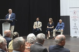 Los premiados sentados al fondo, Antonio Hedreda, presidente de la Sociedad Filarmónica de Gijón (Premio Campanil); Silvia Rodríguez Rozada, premio Alumno Distinguido Joven 2024, y José Miguel 'Chechu' Fernández Suárez, Premio Alumno Distinguido 2024.