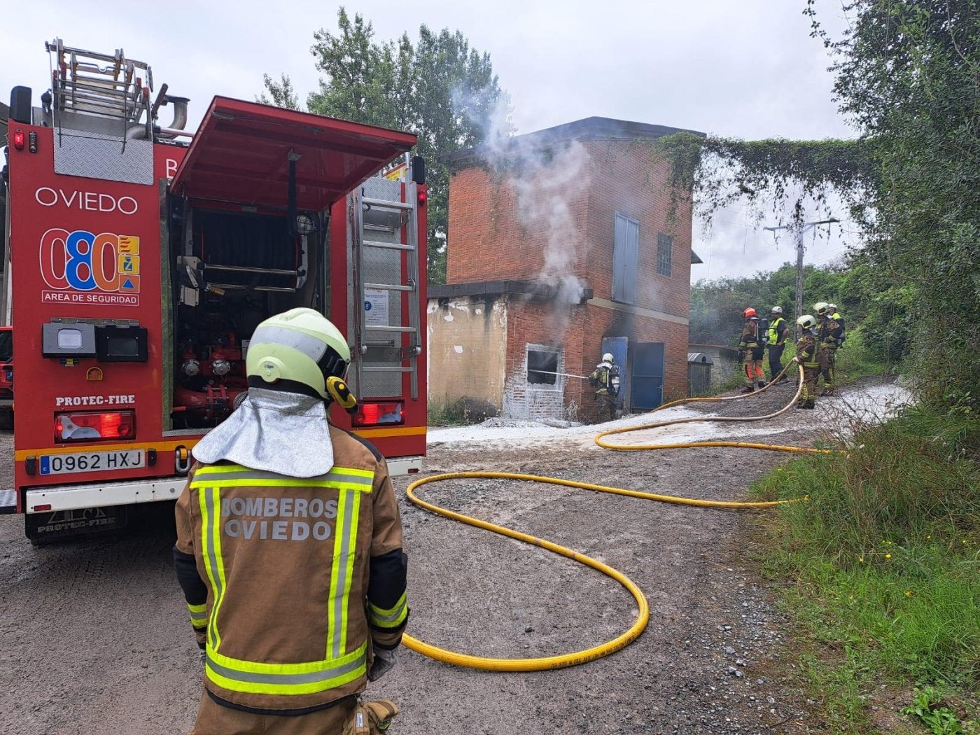 Los efectivos, durante la intervención en Latores.